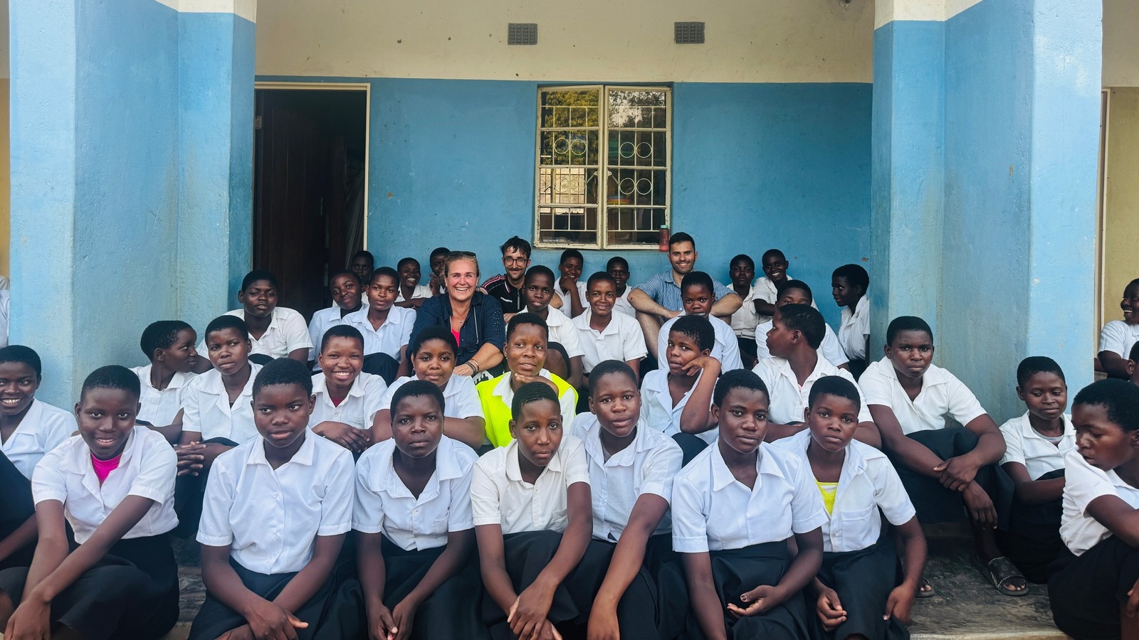 Beatrice von Keyserlingk mit Schülerinnen und Schüler in Mtakataka