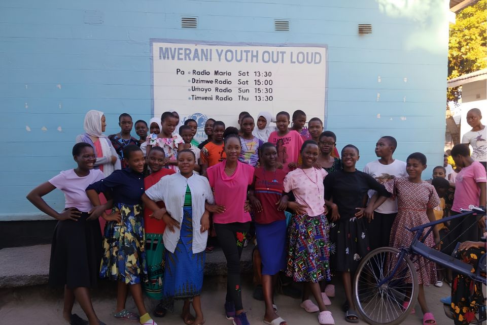 Carolyn Zulu mit einer Gruppe von Schülerinnen in Malawi