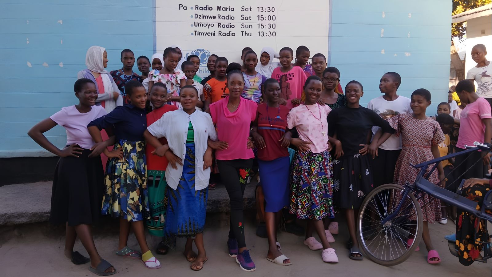 Carolyn Zulu mit einer Gruppe von Mädchen in Malawi