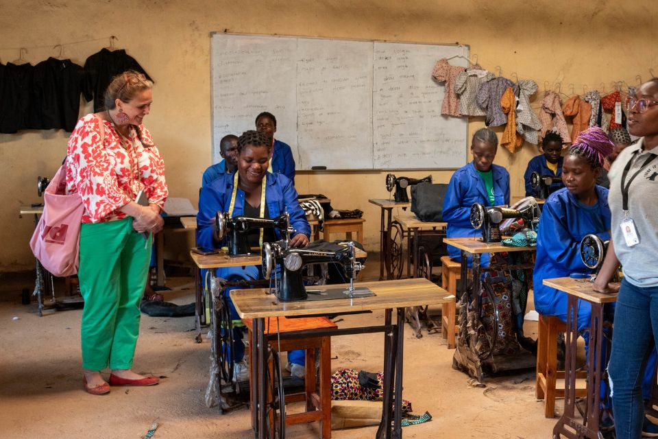 Beatrice von Keyserlingk bei Näherinnen in Malawi