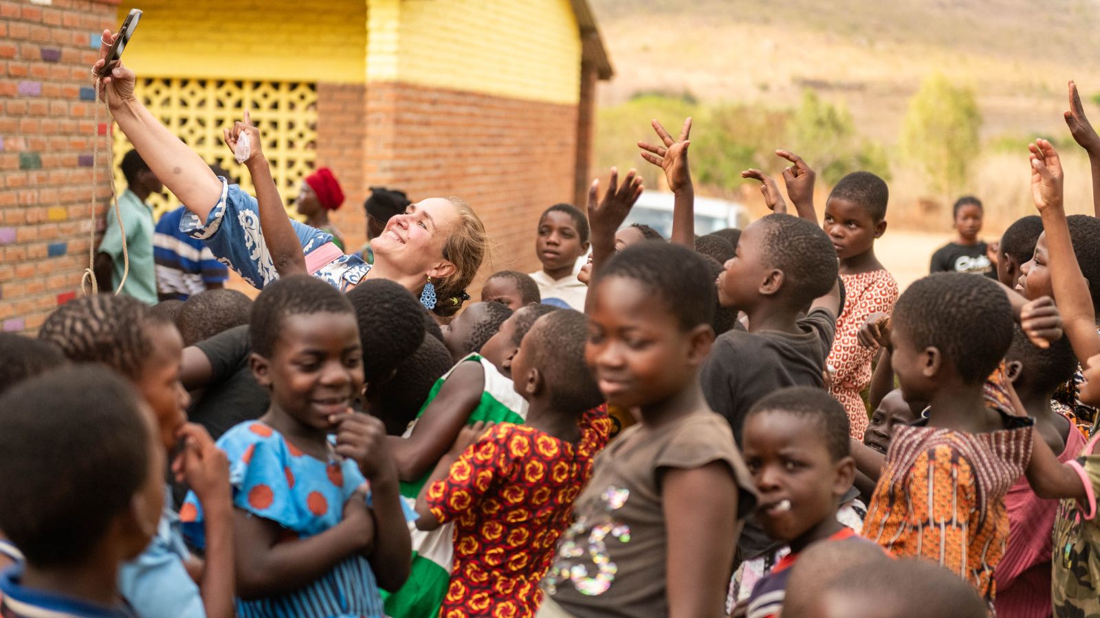 Beatrice von Keyserlingk in Mitten von Kindern in Malawi