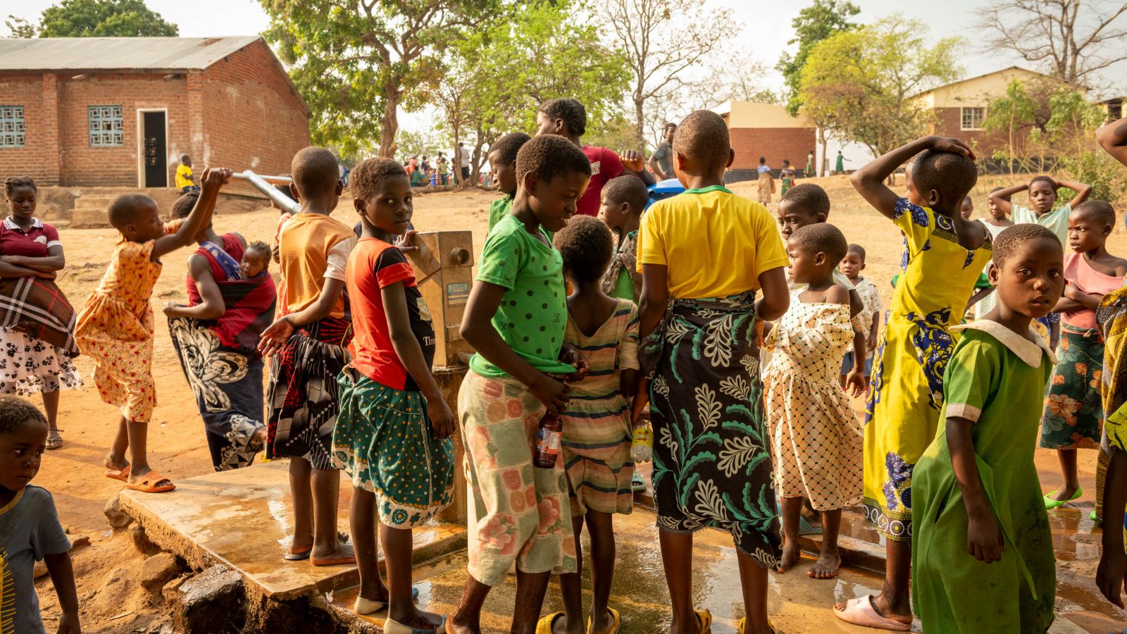 Kinder am Wasserbrunnen in Nkuyu