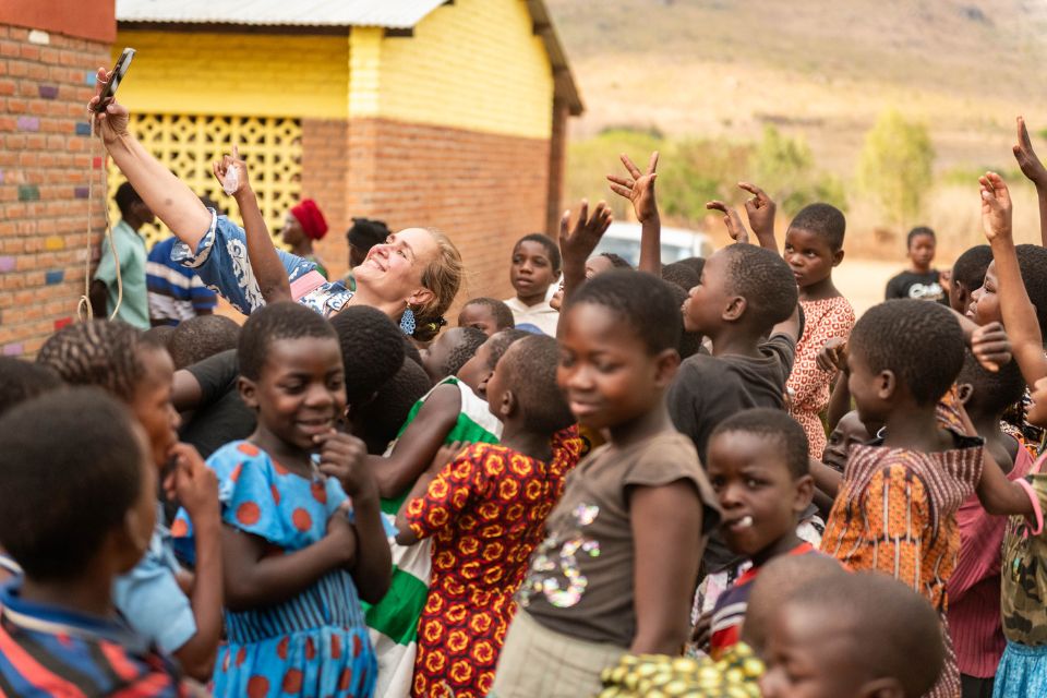 Beatrice von Keyerlingk mit Kindern in Malawi