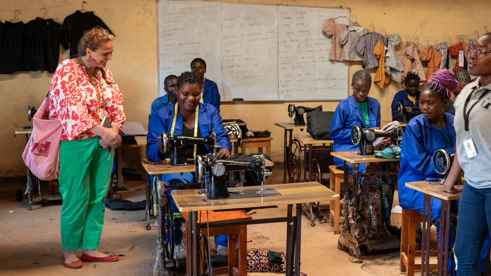 Beatrice von Keyserlingk in Nähwerkstatt in Malawi